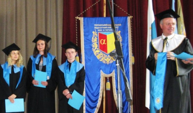 В Полтаве выпускники-педагоги месяц не могут получить свои дипломы