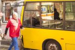 У Києві переповнена маршрутка влетіла у тягач: фото