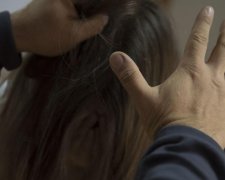 Китаєць спіймав дружину за волосся на великій висоті (відео)
