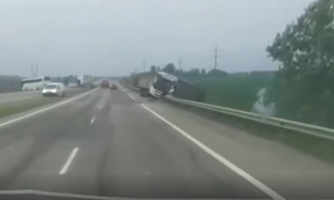Под Харьковом фура "поцеловала" пассажирский автобус: разбросало в разные стороны