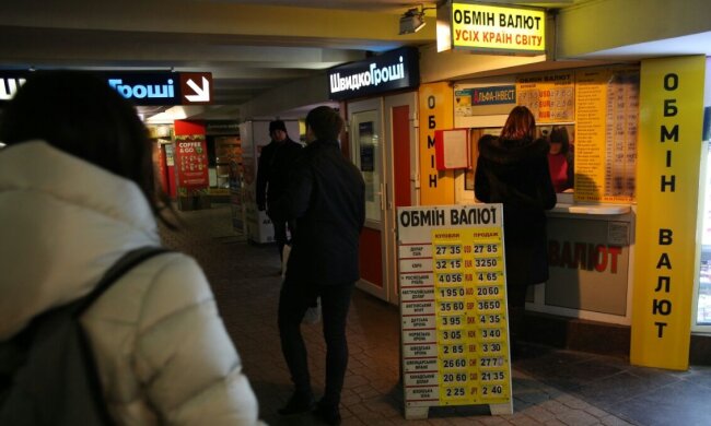 Доллар готовит гривне космические перегрузки, украинцам советуют потрошить матрасы: что будет с валютой к концу года