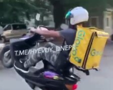 В Днепре курьер "Glovo" устроил опасное "шоу" на дороге: "Кофе также возит?"