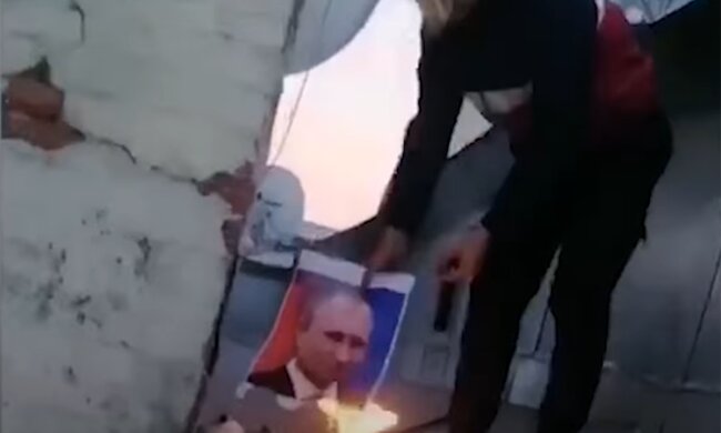 Підлітки спалили портрет Путіна на даху біля Оперного театру, скріншот