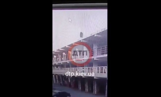 Смерть молодого парня шокировала киевлян, момент трагедии попал на видео