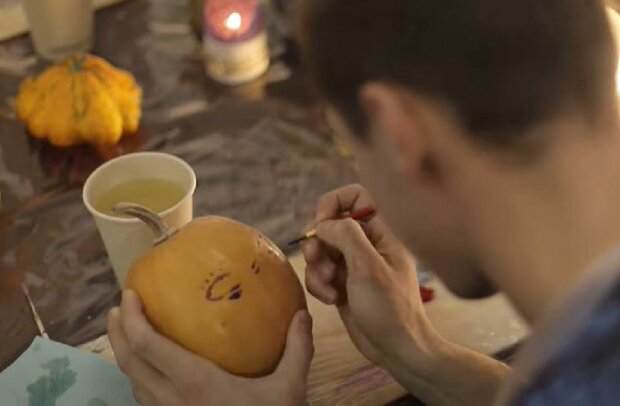 Прикраса з гарбуза на Хеллоуїн, скріншот: YouTube