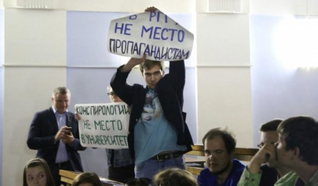 Московские студенты встретили идеолога Антимайдана криками "Позор!"