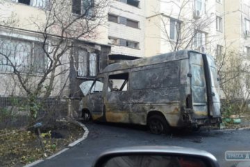 Горящая маршрутка повредила две квартиры в Одессе (видео)
