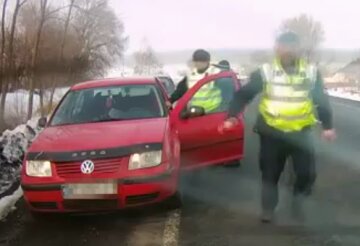 Жінка народила за кермом, кадр з відео: Facebook поліція Волинської області