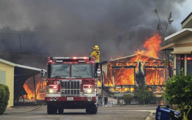 Массовая эвакуация: жуткий пожар поглощает людей и дома