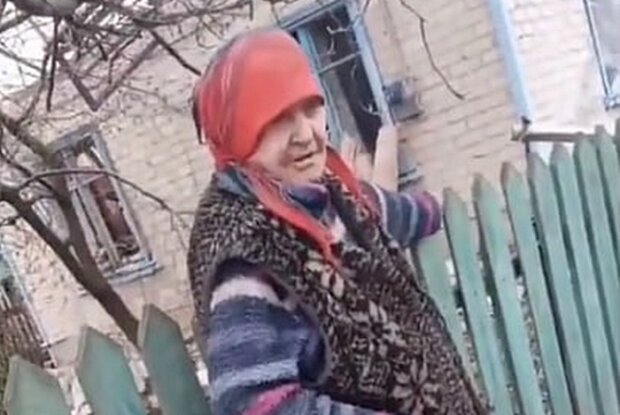 Сліпа старенька в зруйнованому будинку, скріншот з відео