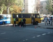 Кидався на водія, вибивав двері і перелякав усіх довкола: маршрутка не витримала неадекватного пасажира