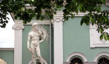 Пітерській статуї Давида "доліплять" одяг