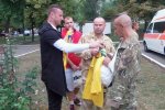 Українські артисти відвідали бійців у Дніпропетровському військовому госпіталі (фото)