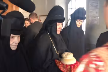 "Чортівня!": у Києві ігуменя відомого монастиря накинулася на невинних малюків