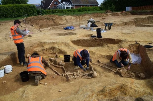 Археологи прикоснулись к загробной жизни: невероятная находка в могиле викинга потрясла самых опытных
