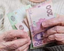 Украинские политики не спешат поднимать зарплаты и пенсии