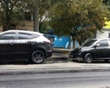 Дорожники "поремонтували" харківські іномарки смолою(ФОТО)