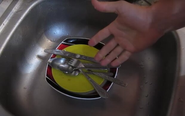 Грязная посуда. Фото: скрин youtube
