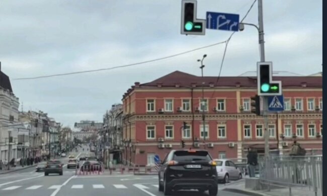 Светофор со стрелкой: фото скрин Ютуб