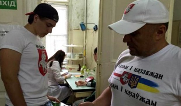 Белорусские фанаты сдали кровь для раненых в АТО (фото) 