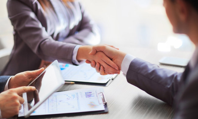 Стриптизёрша показала два веских аргумента, но сотрудник банка и бровью не повел: видео