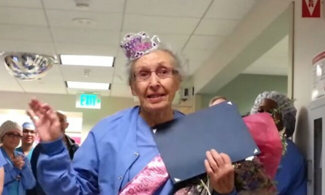 Американська медсестра відсвяткувала 90-річчя на роботі