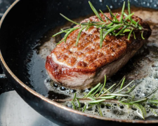 М'ясо на сковороді