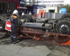 Неадекватний водій КамАЗу влаштував на дорозі пекельне місиво: відео