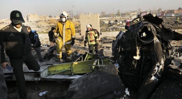 Уничтожают доказательства? Иранские бульдозеры экстренно начали "чистку" места падения самолета МАУ