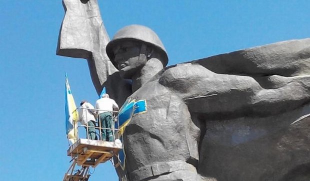 Памятник Воину-Освободителю отмыли от патриотического сердца (фото)