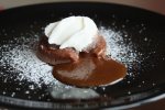 Вишуканий десерт, який зможе приготувати кожен: рецепт шоколадного фондана з рідкою начинкою