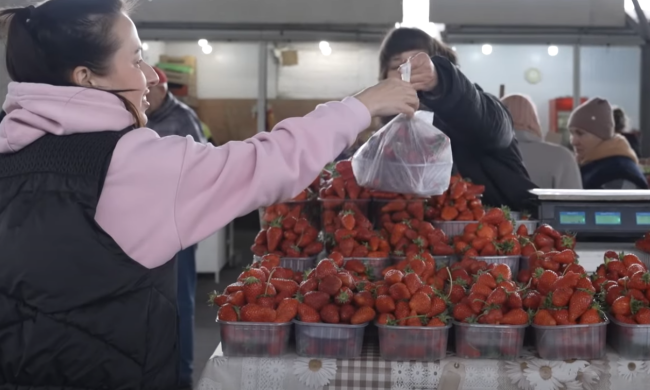 Ціни на полуницю. Фото: скрін youtube