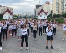 Львів'яни у вишиванках ушкварили гімн і показали, як треба любити Україну - "носи з гідністю"