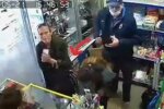 Злодії, що обікрали дідуся в харківському трамваї, "відзначилися" в магазині, - поцупили гаманець у дівчини