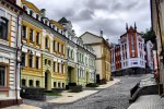 Мерзенний фасад на Подолі поставив на вуха киян