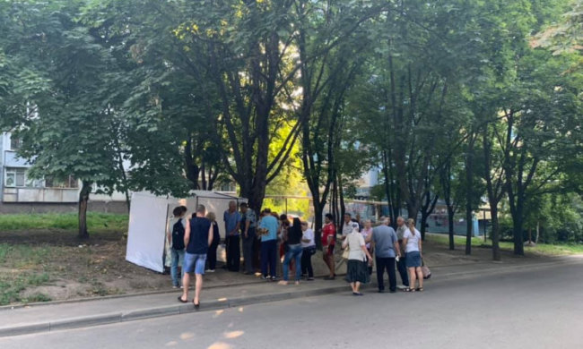 В Днепре избирателей покупают "вкусняшками": печеньки с привкусом дружков Януковича, кадры выборной дичи