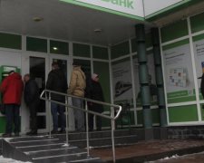 ПриватБанк знову лихоманить, клієнтам не позаздриш