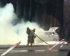 У Києві серед білого дня дотла згорів автомобіль