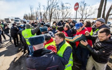 Пітерських далекобійників затримали за автопробіг