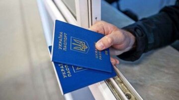 Паспорт и билеты на фоне карты мира
