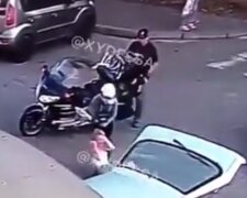 Байкери побили хлопця та дівчину, кадр з відео