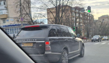 Range Rover 2021 на улицах Киева, скриншот: Telegram