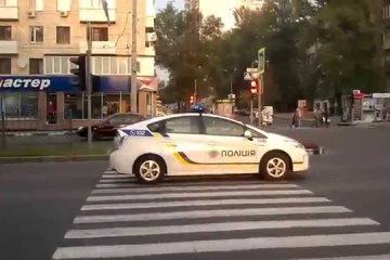 В Днепре оголтелые воры едва не снесли продавщицу вместе с кассой: жизнь или сигареты
