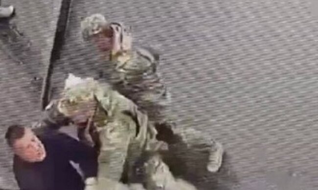 Драка гражданского с военными. Фото: Telegram