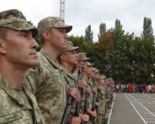 Мобілізовані чоловіки у військовій формі