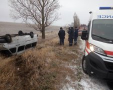 Вылетела в кювет и перевернулась: поездка на маршрутке стала фатальной, на месте работают спасатели