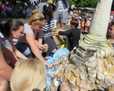 Ганьбище: голодні кримчани накинулися на подачку окупантів