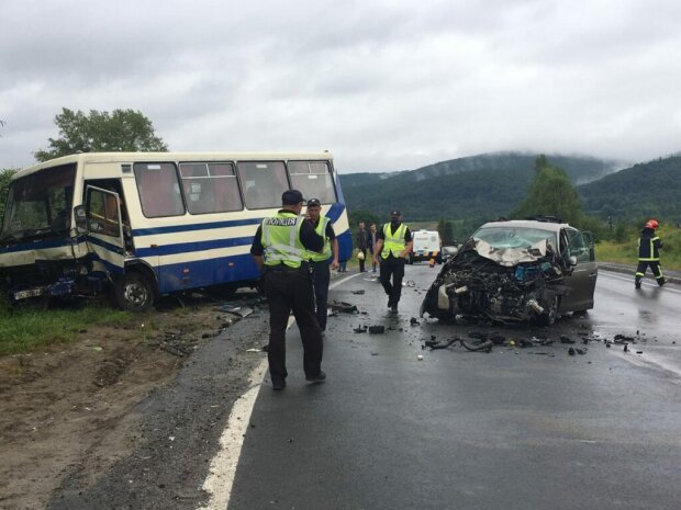 На Львівщині шумахер на Renault на швидкості протаранив автобус — розтрощений метал, плач та кров по дорозі