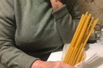 Бог послав: бабусі в церкві замість свічок продали макарони