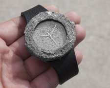 Як виглядає годинник зі справжнього місячного каменю